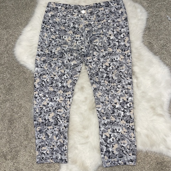Lululemon Crops - Picture 2 of 4